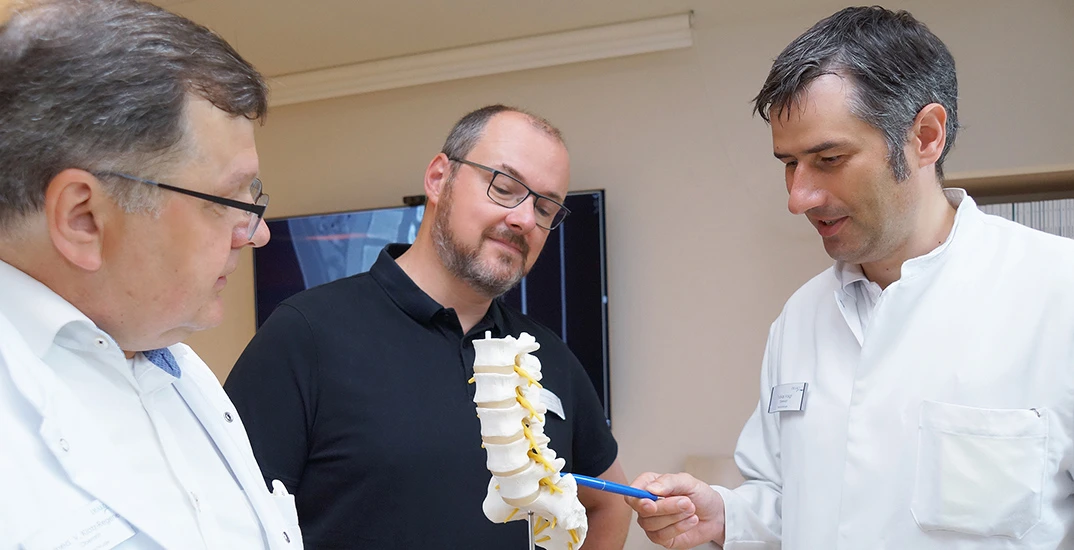 Spezialisiert auf die Wirbelsäulenchirurgie (v.l.) Dr. med. Volker Klotz-Regener, Dr. med. Andreas Oldewurtel und Tobias Voigt. Spezialisiert auf die Wirbelsäulenchirurgie (v.l.) Dr. med. Volker Klotz-Regener, Dr. med. Andreas Oldewurtel und Tobias Voigt.