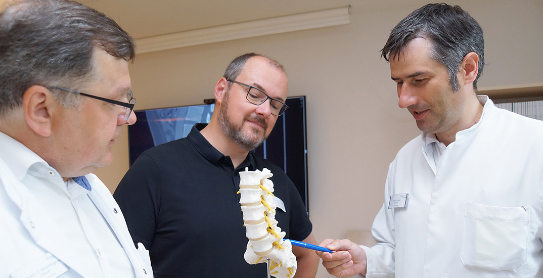 Spezialisiert auf die Wirbelsäulenchirurgie (v.l.) Dr. med. Volker Klotz-Regener, Dr. med. Andreas Oldewurtel und Tobias Voigt. Spezialisiert auf die Wirbelsäulenchirurgie (v.l.) Dr. med. Volker Klotz-Regener, Dr. med. Andreas Oldewurtel und Tobias Voigt.