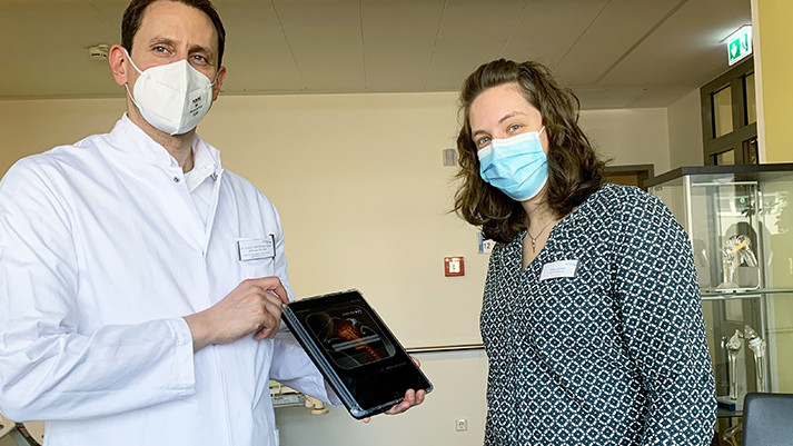 Freuen sich über die Spenden von dankbaren Patient*innen: Sr. Finja Jensen (r.) und Dr. Sebastian Jazra